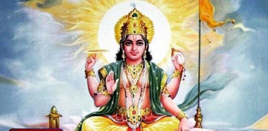 रविवार व्रत पर भक्त सूर्यदेव को अर्घ्य देते हुए | Devotee offering water to Sun God on Sunday Vrat