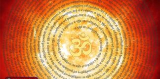 मंदिर के बाहर बोला जाने वाला छोटा-सा मंत्र — जो तुरंत जोड़ देता है भगवान से | जानिए पूरी जानकारी | 2YoDo विशेष मंदिर के सामने मंत्र बोलता हुआ भक्त | Devotee chanting mantra outside a temple