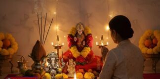 पूजा कब करें? सुबह, दोपहर या शाम—शास्त्रों का सही उत्तर | जानिए पूरी जानकारी | 2YoDo विशेष ब्रह्म मुहूर्त में दीपक जलाकर पूजा करता हुआ व्यक्ति। | A person performing early morning worship during Brahma Muhurat with a lit oil lamp.