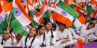 वंदे मातरम् पर नई गाइडलाइंस: राष्ट्रीय सम्मान को नई दिशा देने वाला निर्णय | जानिए कौन से हैं वे छंद? | Details Inside Collective singing of Vande Mataram at a government ceremony | सरकारी समारोह में वंदे मातरम् का सामूहिक गायन