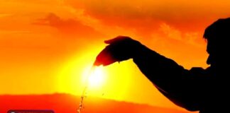 सूर्य को अर्घ्य देने का महत्व: वैदिक परंपरा, वैज्ञानिक आधार और ज्योतिषीय रहस्य | जानिए पूरी जानकारी | 2YoDo विशेष Devotee offering water to the rising sun during Surya Arghya ritual | सूर्योदय के समय सूर्य को अर्घ्य देते हुए श्रद्धालु